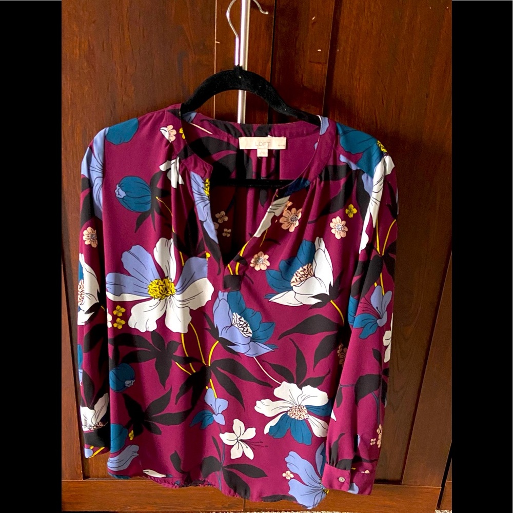 A very lovely blouse by Loft, small size in excellent condition.Smoke free home